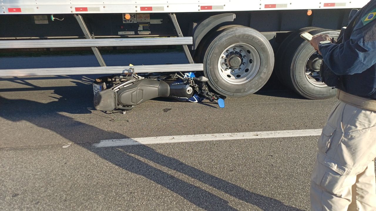 Motociclista de 63 anos fica ferido após colisão com carreta na Dutra, em Resende