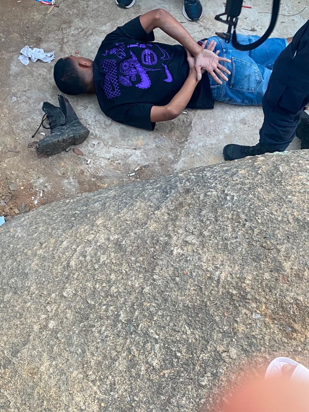 Jovem de 21 anos com passagens por homicídio e tráfico é preso com pistola e drogas em Itatiaia