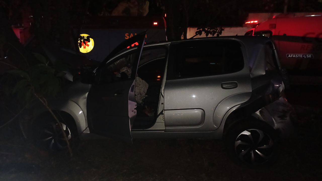 Motorista deixa local após acidente na Dutra que deixa casal e criança feridos em Resende