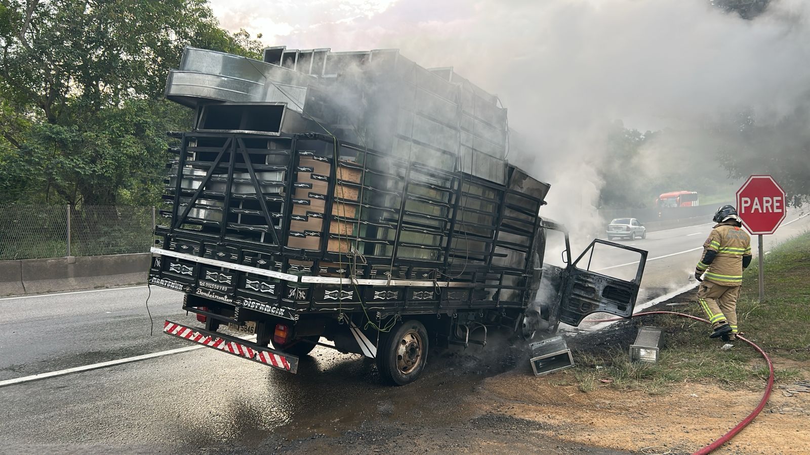 Caminhão pega fogo na Via Dutra, em Piraí