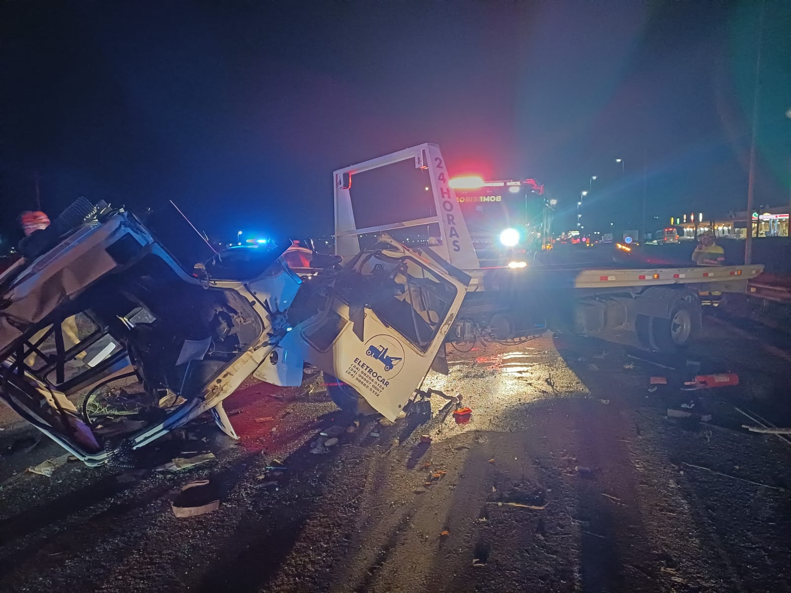 Motorista fica preso às ferragens após acidente com caminhão-guincho em Resende