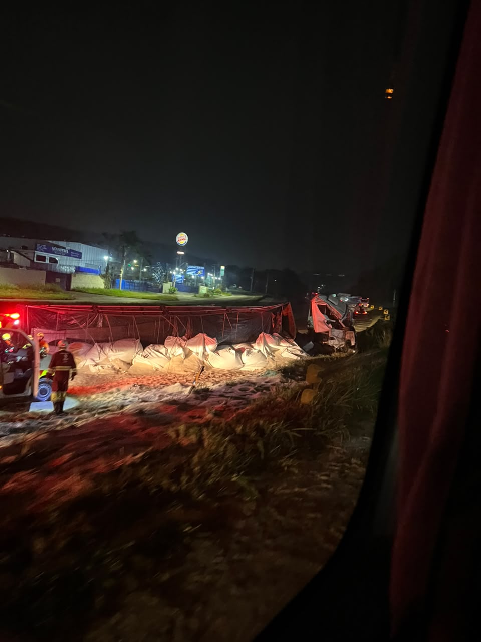 Carreta carregada com arroz tomba e interdita totalmente a Dutra em Barra Mansa