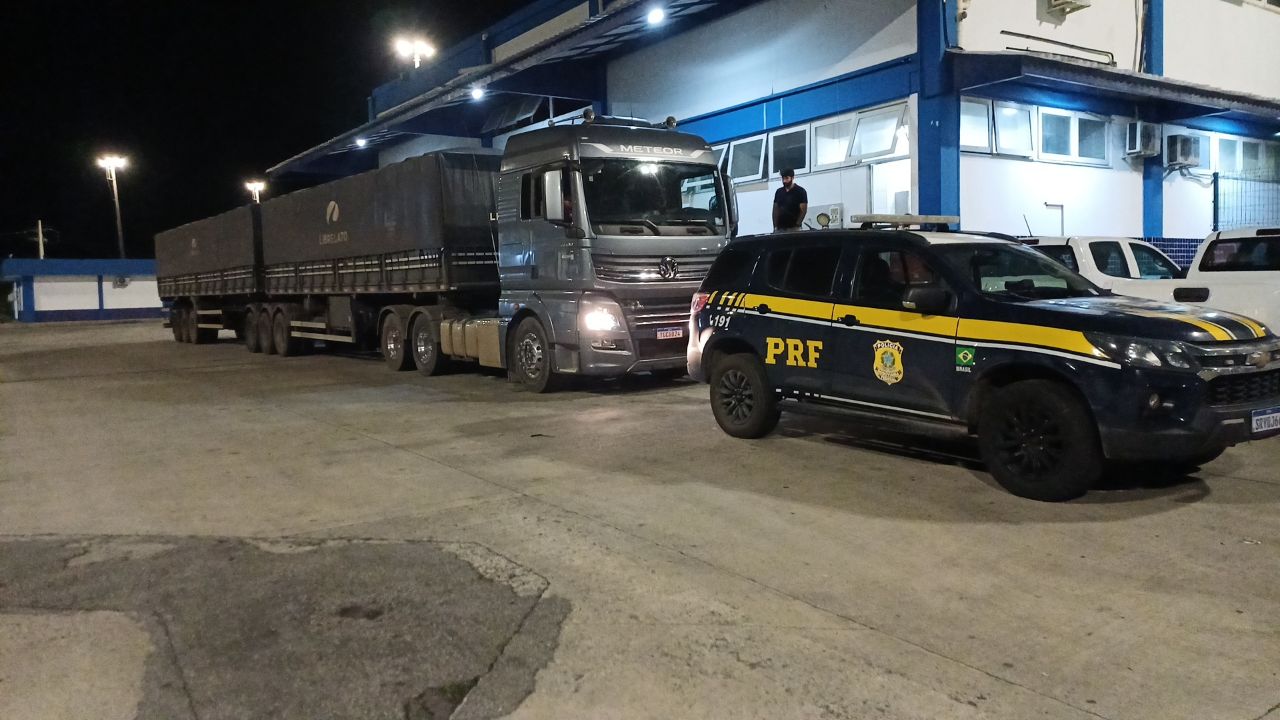 Transporte irregular: PRF intercepta carreta com mais de 91 mil garrafas de cerveja em Porto Real