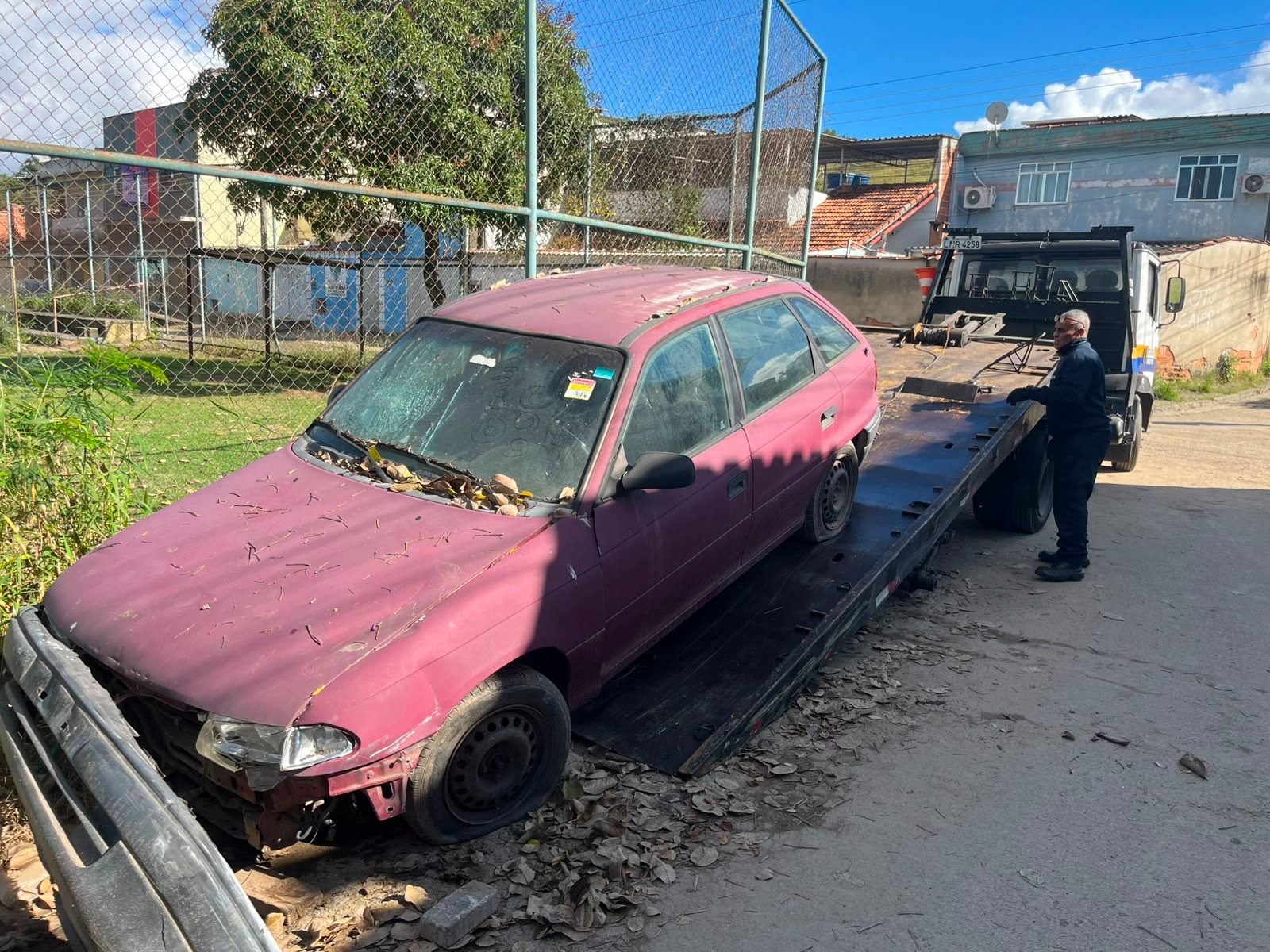 Operação remove cinco veículos abandonados das ruas de bairro de Volta Redonda