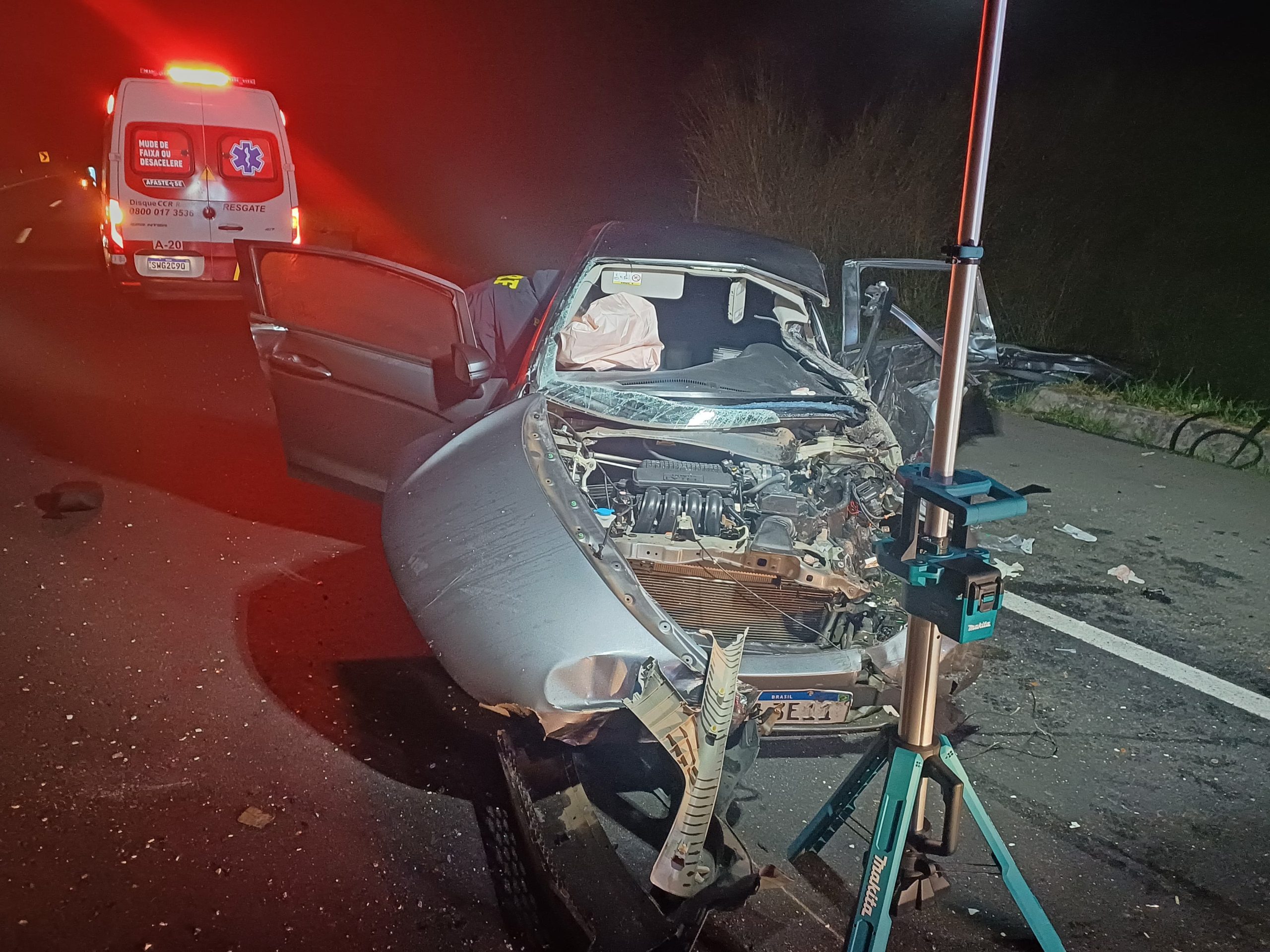 Caminhão trafega na contramão da Via Dutra e provoca grave acidente em Piraí