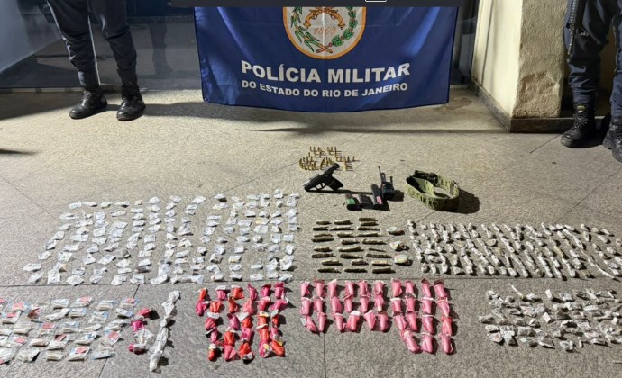Dupla é presa com arma, munições e drogas próximo a escola em Resende