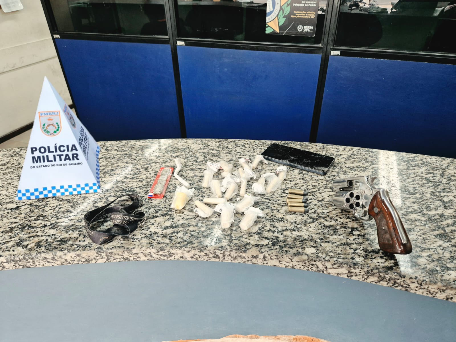 Adolescente é apreendido com revólver, drogas e moto roubada no bairro Santa Lúcia