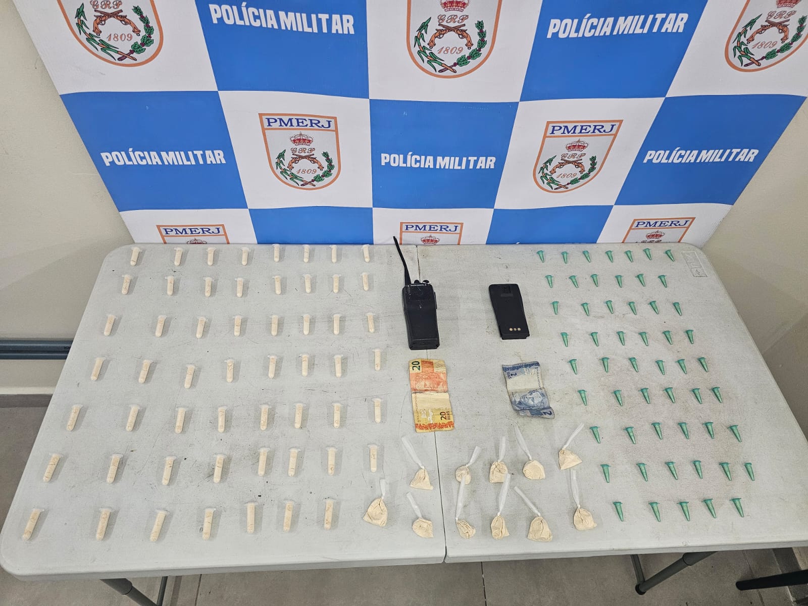 Homem tenta fugir pulando de laje, mas é capturado com drogas no Vale Verde