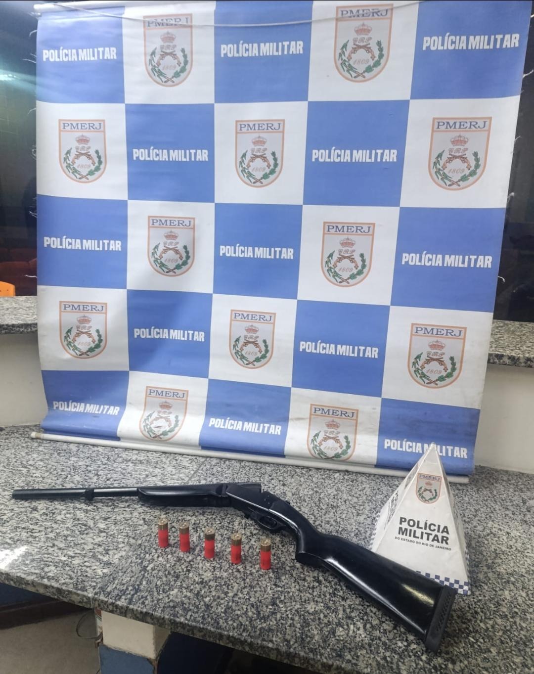 Homem com passagens por tráfico e porte ilegal é preso com espingarda calibre 12 em Barra Mansa