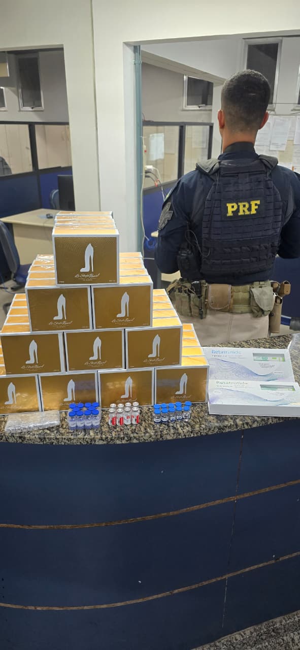 PRF apreende perfumes e medicamentos de importação proibida na Via Dutra, em Barra Mansa