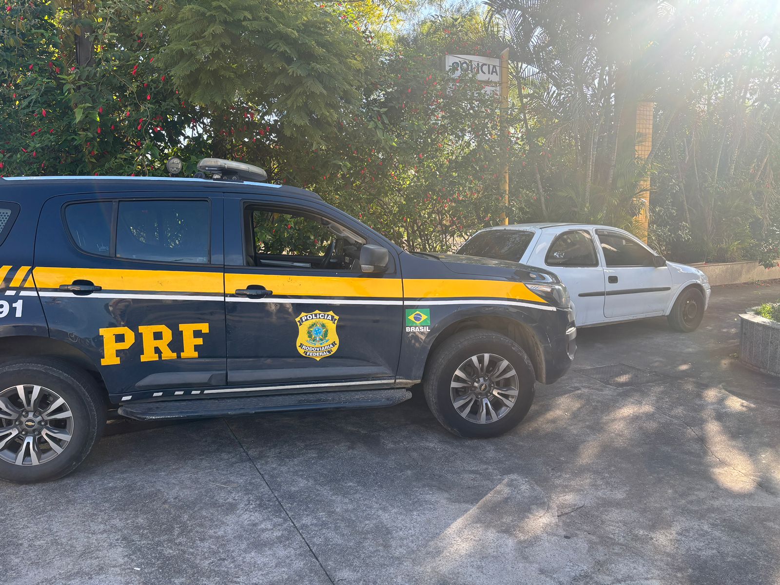 PRF recupera carro furtado e prende homem sem habilitação em Itatiaia