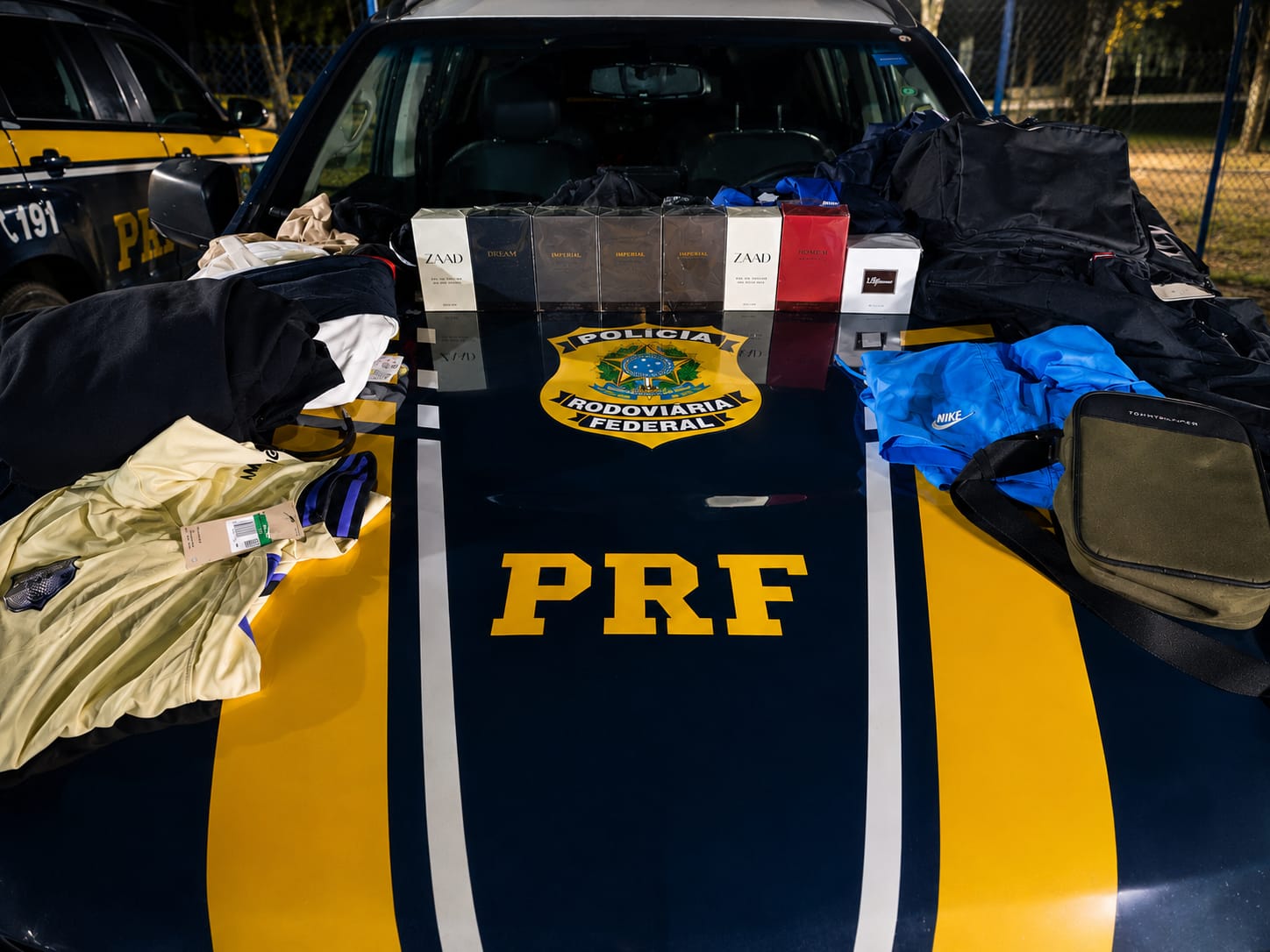 PRF intercepta suspeitos de furtos em lojas e recupera mercadorias na Via Dutra