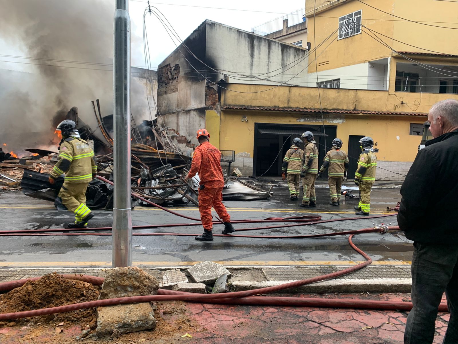 Rescaldo de incêndio mantém desvios no trânsito da Beira-Rio em Volta Redonda
