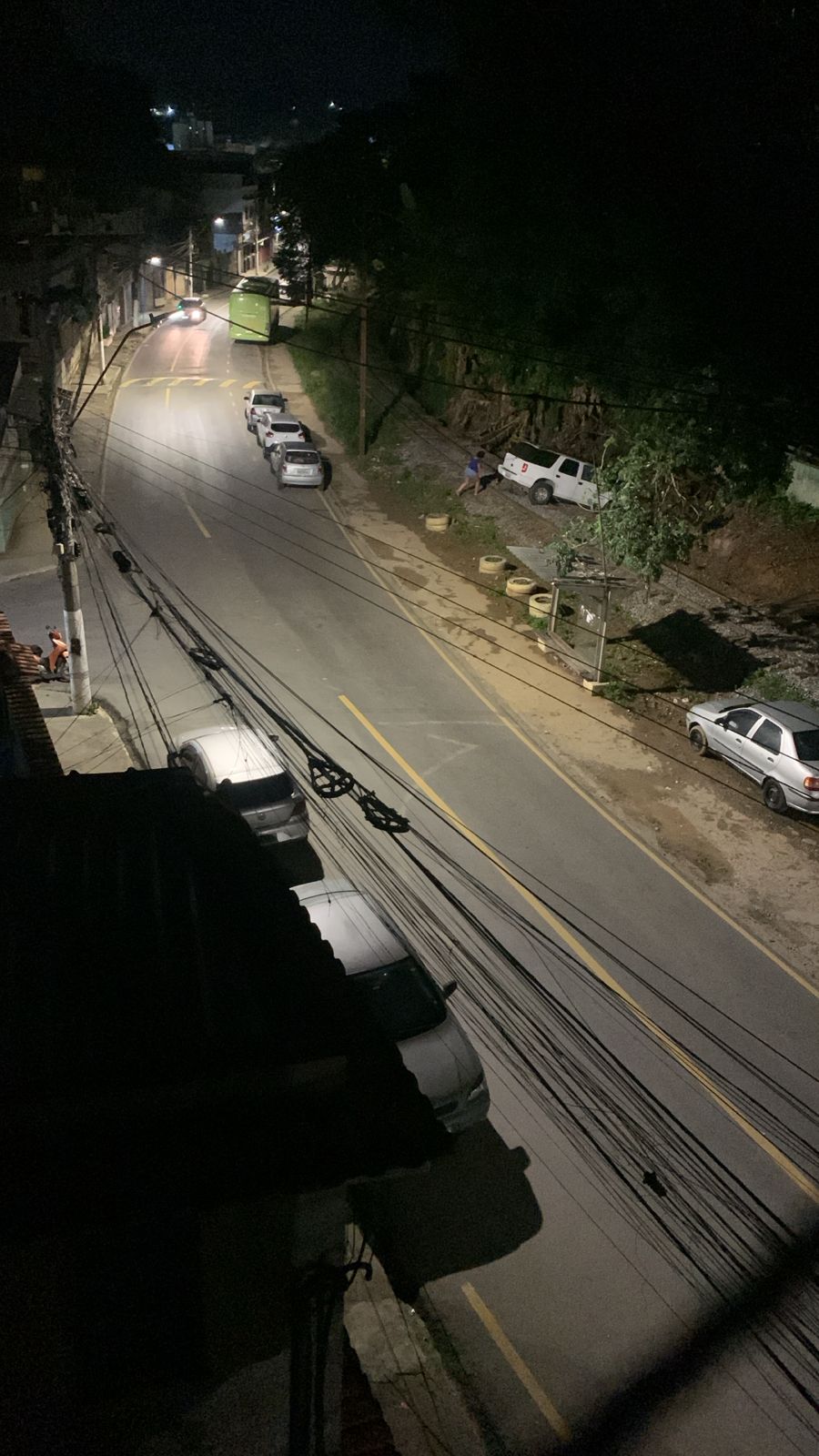 Homem é baleado após criminosos cercarem veículo na Vila Coringa