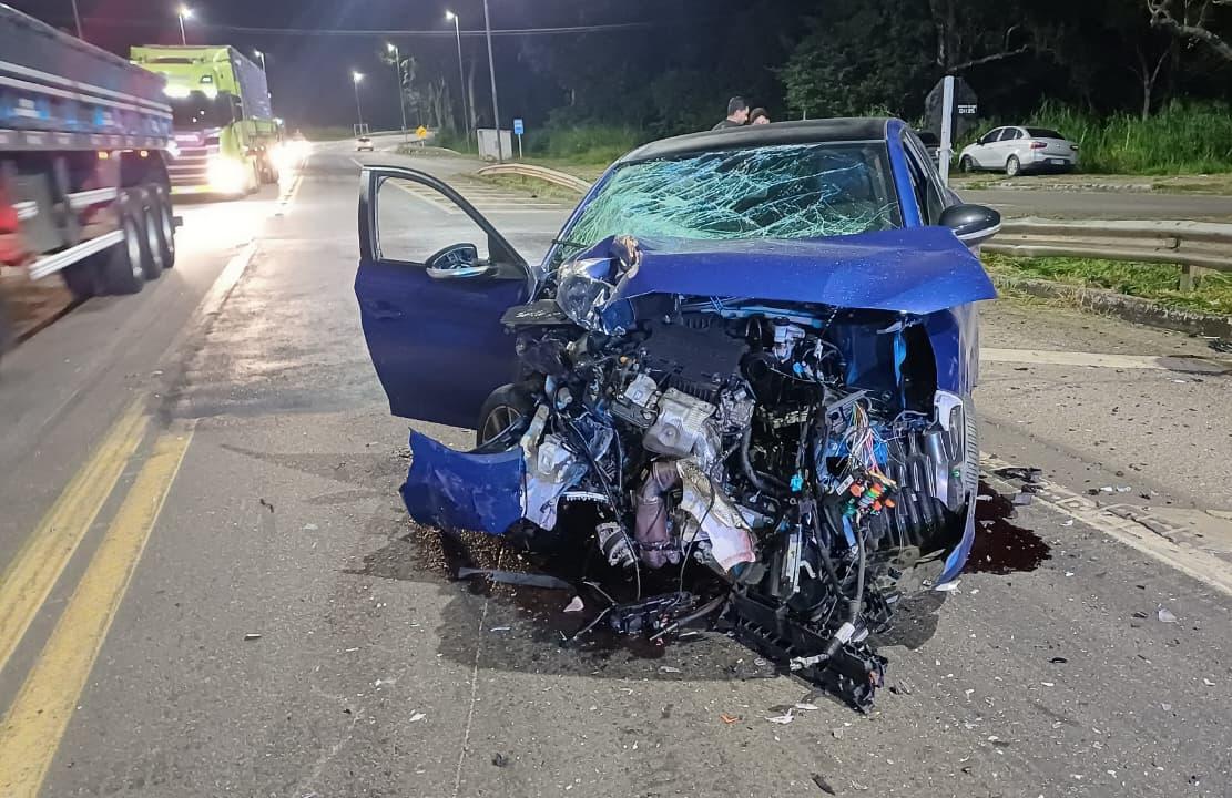Universitários sofrem grave acidente envolvendo carro e carreta em Vassouras