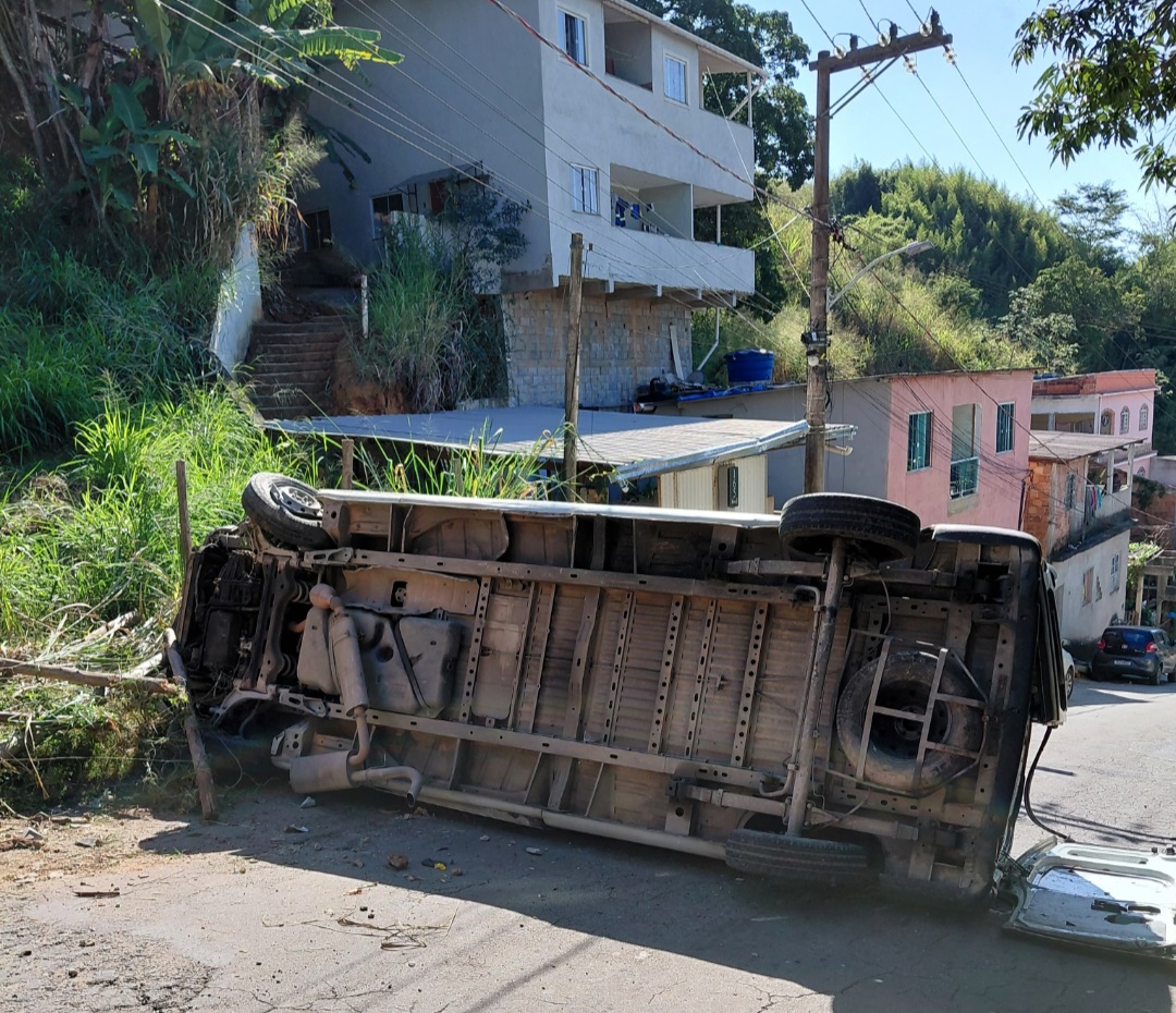 Van tomba após falha nos freios em Barra Mansa; motorista evita tragédia