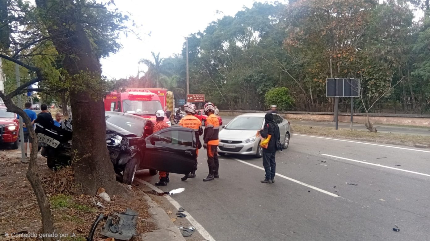 Colisão entre dois carros provoca retenção no trânsito da Via Sérgio Braga, em Volta Redonda