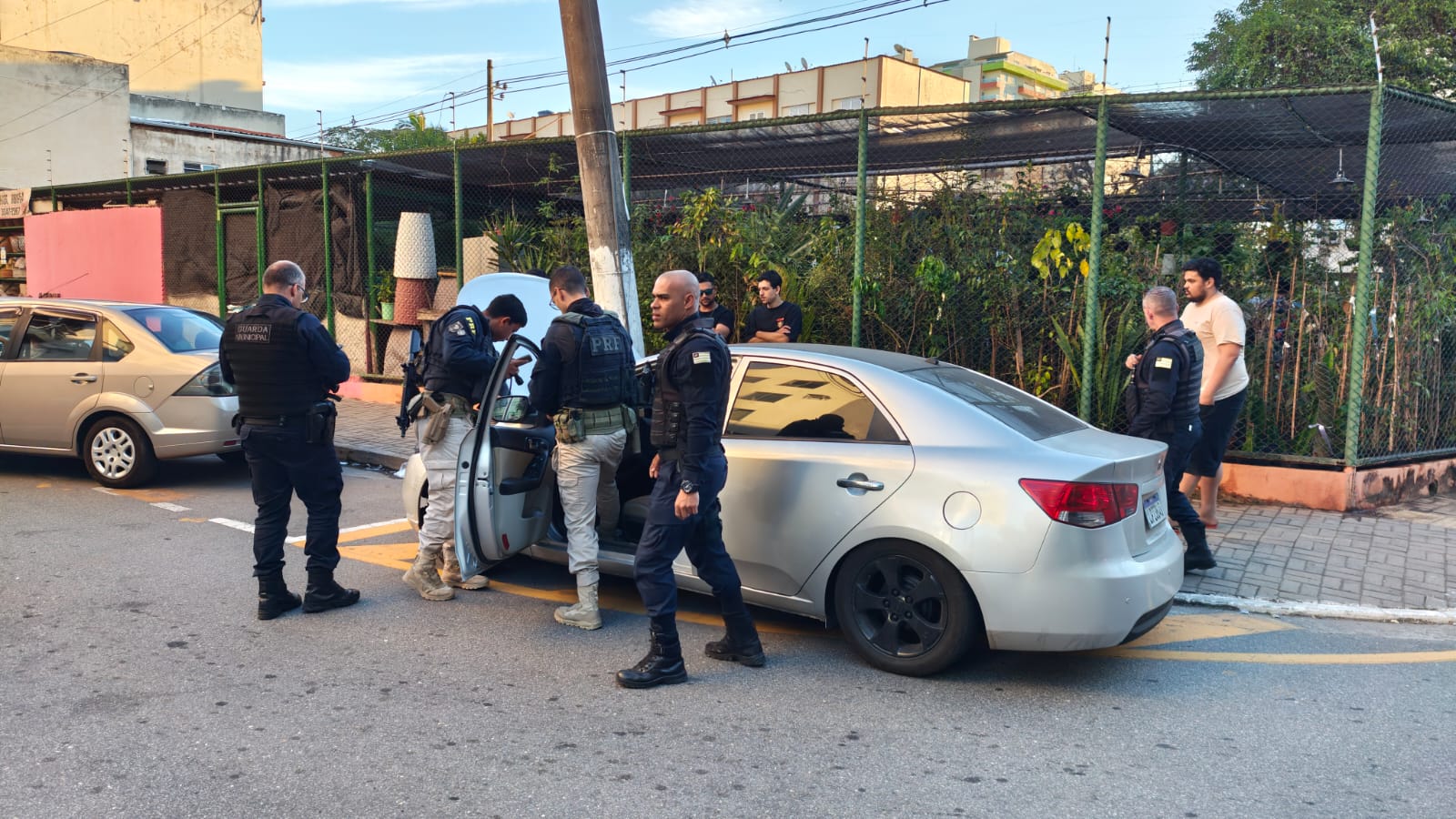 Ação conjunta da PRF e Guarda Municipal recupera carro furtado e leva motorista à delegacia de Volta Redonda