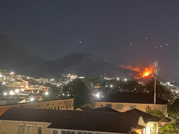 Incêndio atinge área da Serra dos Mascates e mobiliza equipes de combate em Valença