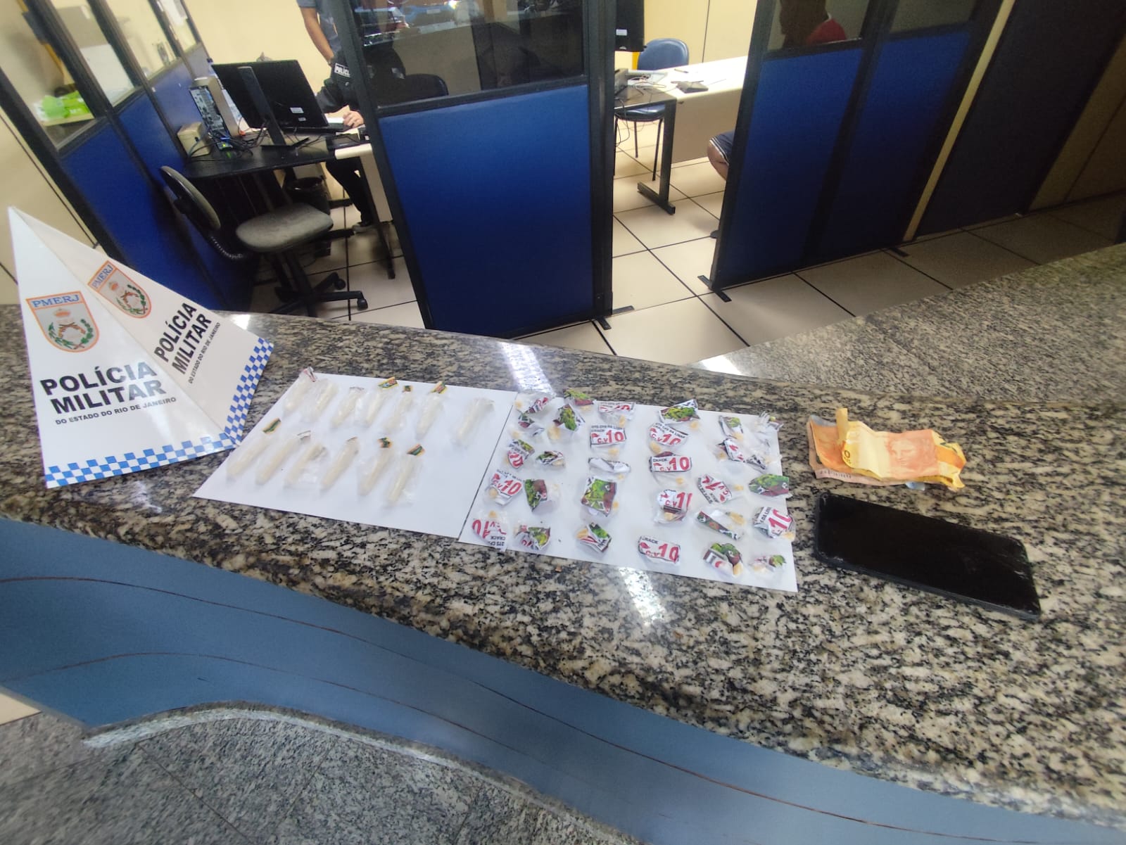 PM prende mulher por tráfico de drogas e apreende cocaína e crack em Quatis