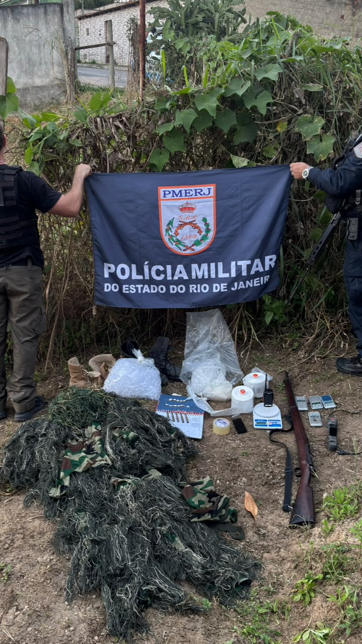 PM apreende fuzil, munições e material do tráfico no Surubi, em Resende