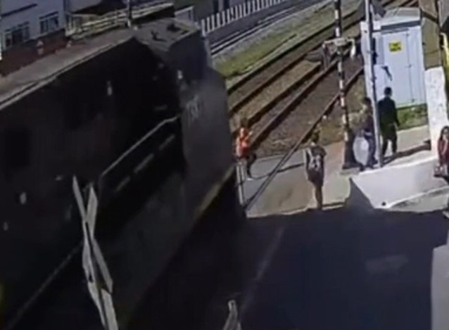 Vídeo mostra momento em que adolescente é atingida por trem em Barra Mansa; autoridades reforçam alerta