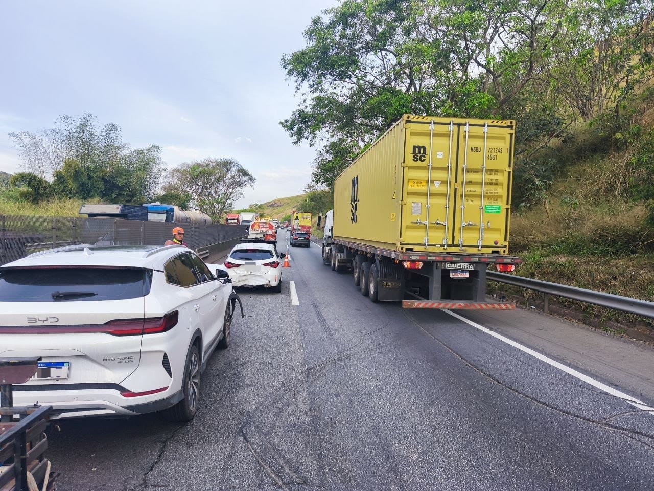 Colisão entre dois carros deixa adolescente ferida na Via Dutra, em Barra Mansa