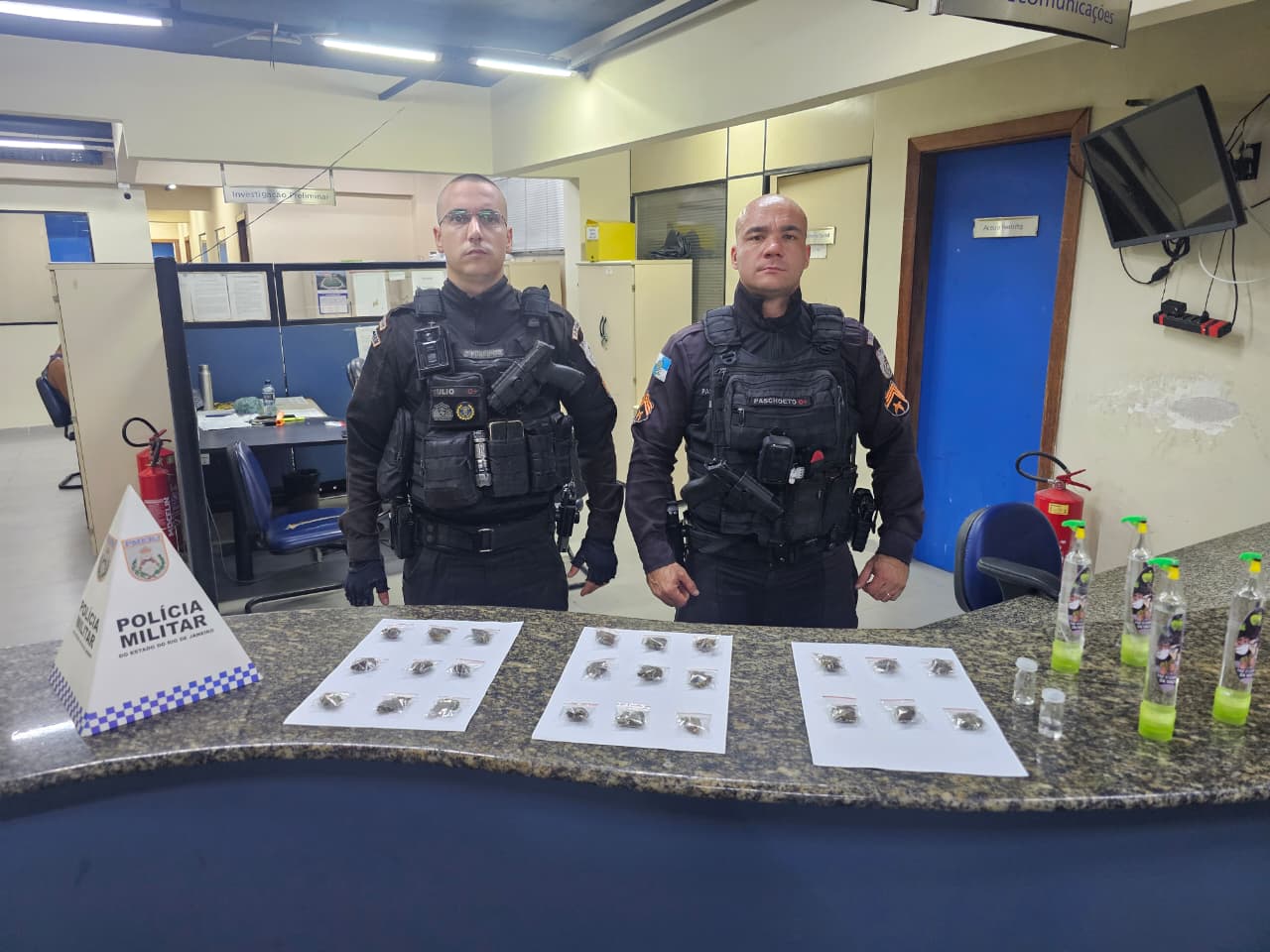 Polícia Militar apreende drogas e entorpecentes sintéticos em imóvel abandonado de Angra dos Reis