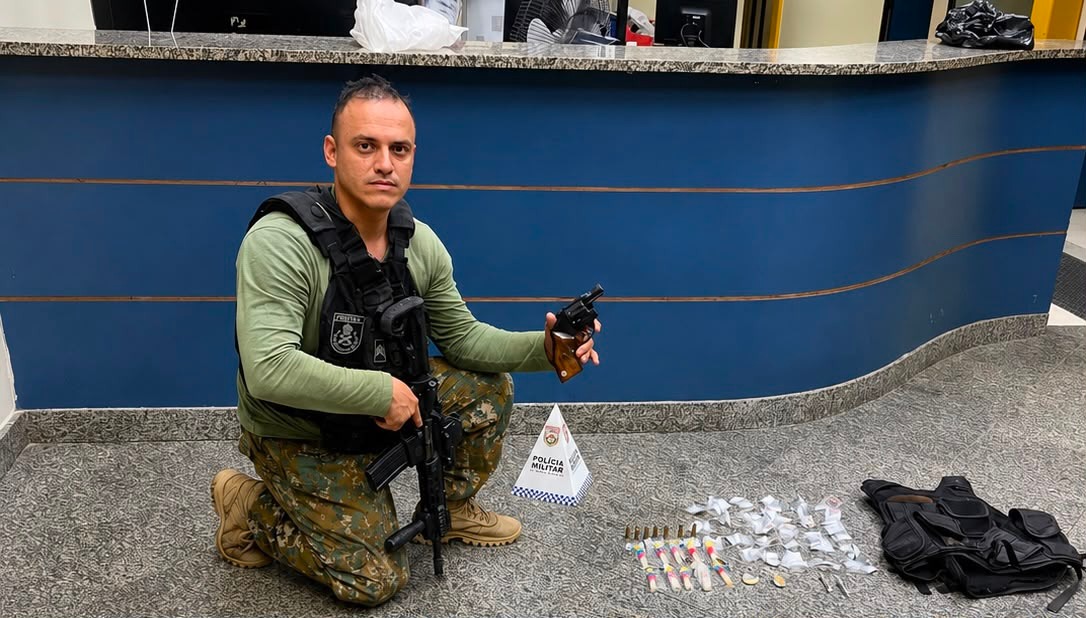 Polícia Militar apreende drogas, revólver e colete balístico durante ações em Penedo e Resende