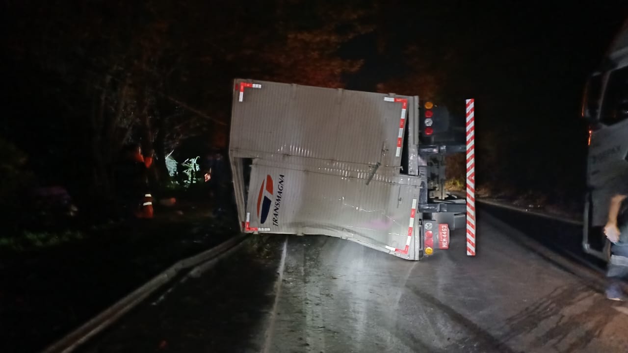 Carreta tomba na Serra das Araras e provoca longo congestionamento