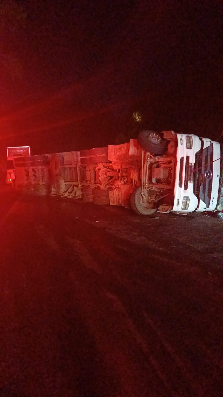 Tombamento de carreta interdita Via Dutra e deixa trânsito lento em Piraí