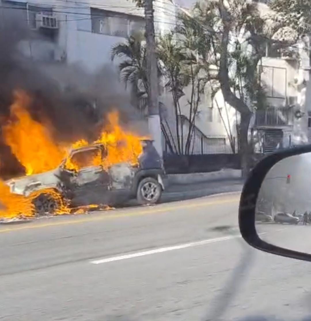 Carro é destruído por incêndio e interdita Avenida dos Trabalhadores, em Volta Redonda
