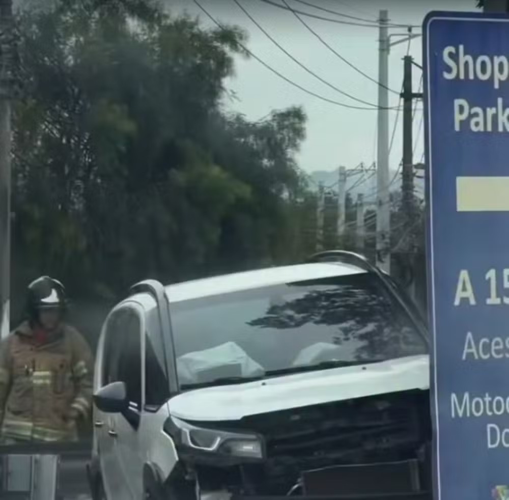 Motorista perde controle do carro e colide com poste em Volta Redonda