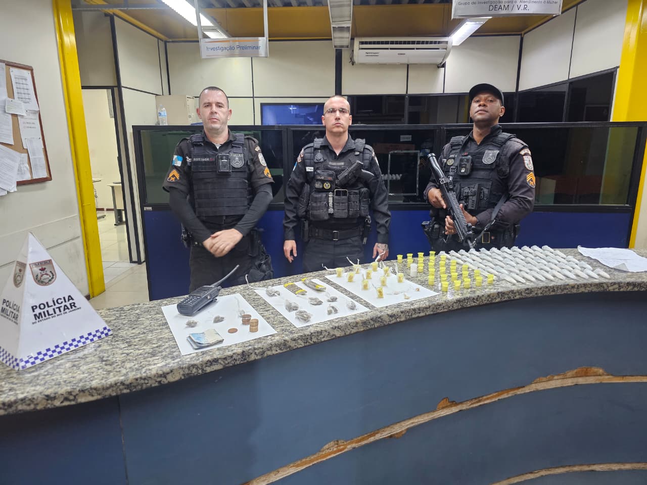 Suspeitos fogem da PM e abandonam drogas durante ação contra o tráfico em Barra Mansa