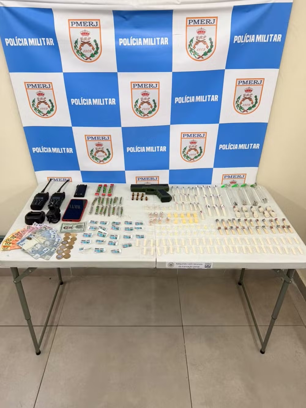 Operação da PM termina com dois presos e apreensão de arma e drogas em Volta Redonda