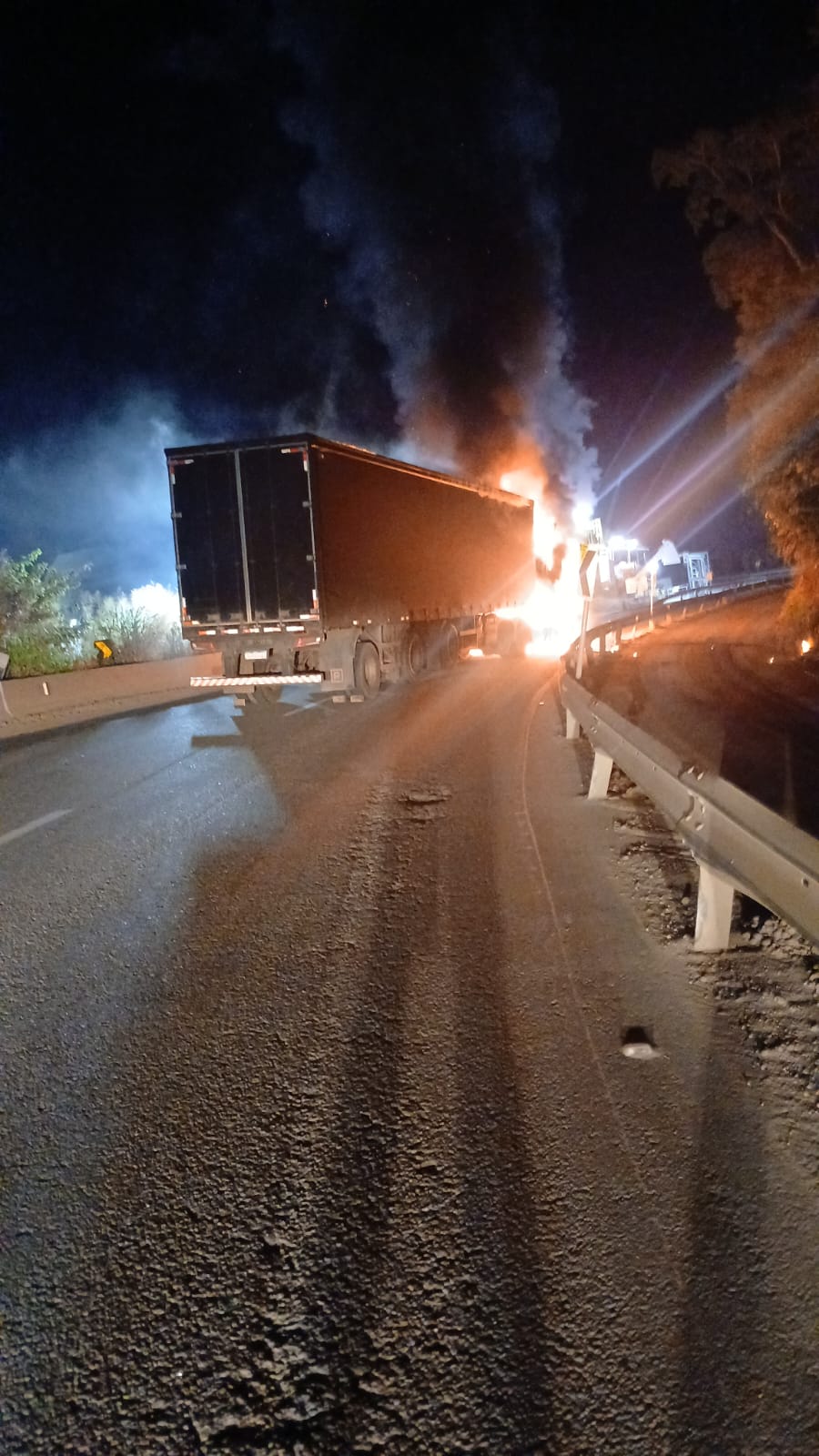 Acidentes com caminhão e carreta causam transtornos na Dutra e reflexos seguem nesta sexta-feira