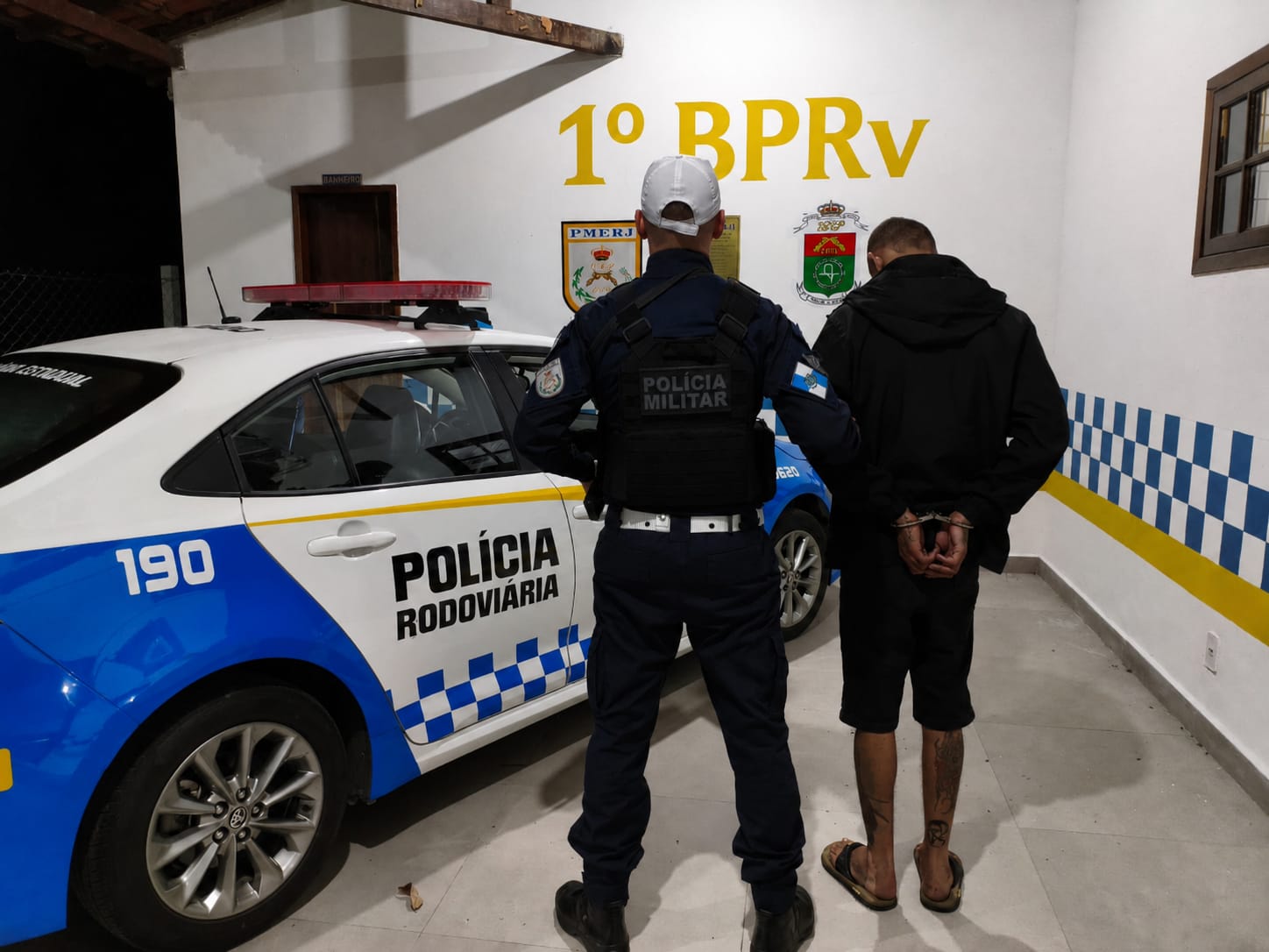 Foragido da Justiça é preso após tentar enganar policiais em fiscalização em Piraí
