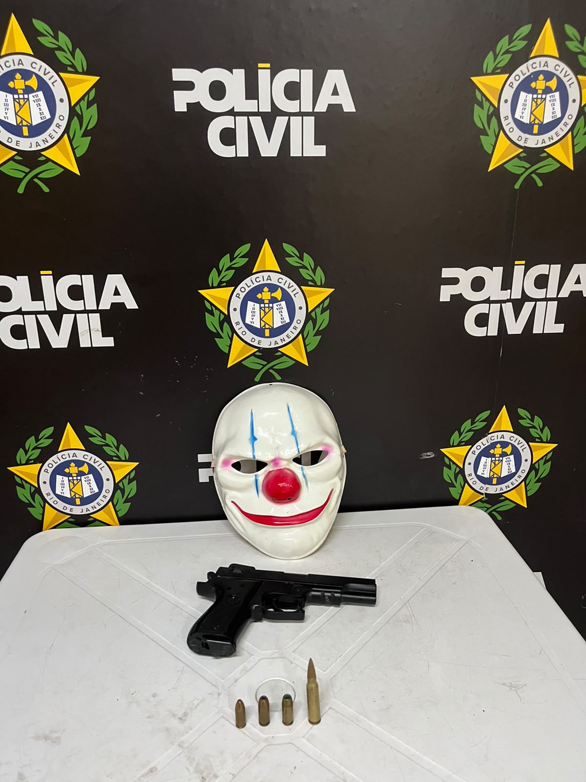 Homem é preso e polícia apreende munições, réplica de pistola e máscara em Barra Mansa