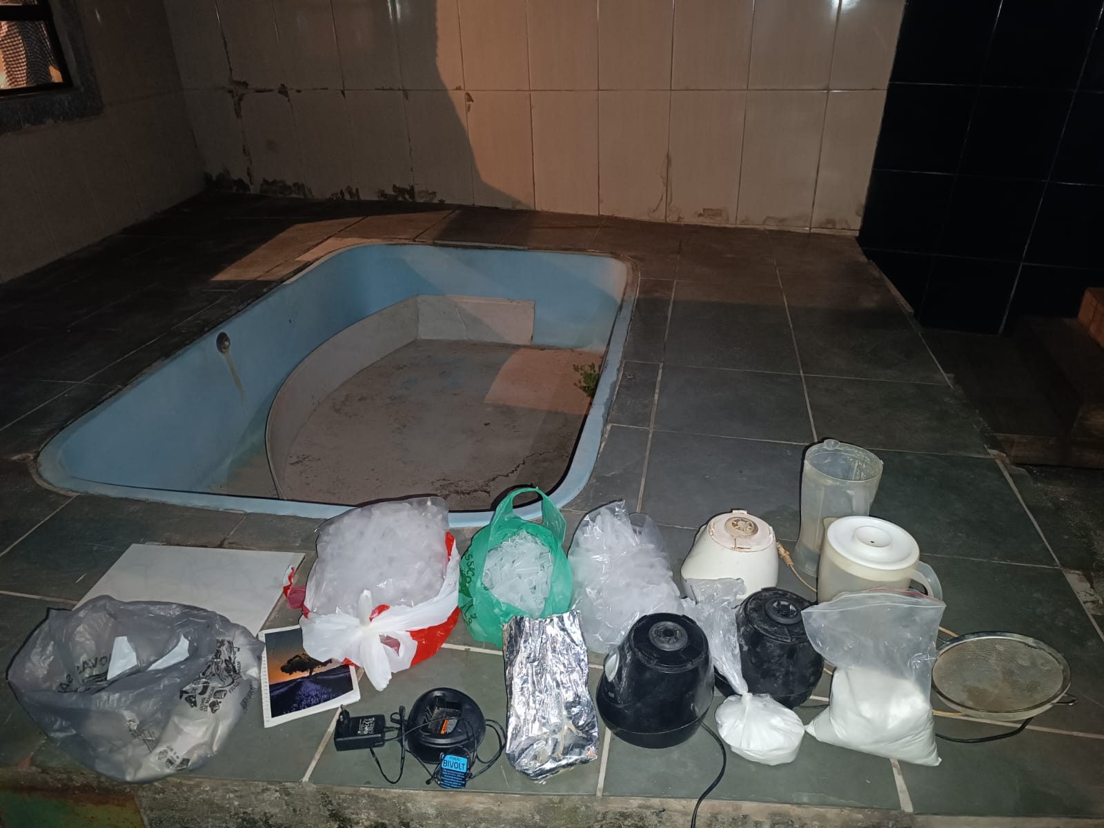 PM apreende material utilizado no refino de drogas em imóvel próximo ao local de homicídio em Barra Mansa