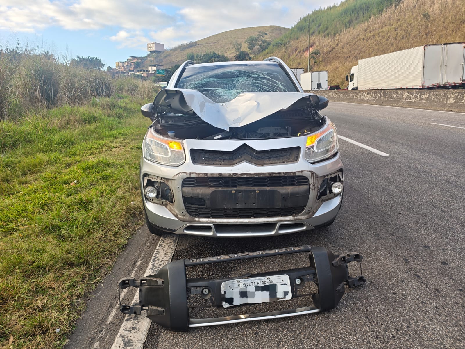 Mulher morre atropelada na Via Dutra após ser atingida por carro em Barra Mansa