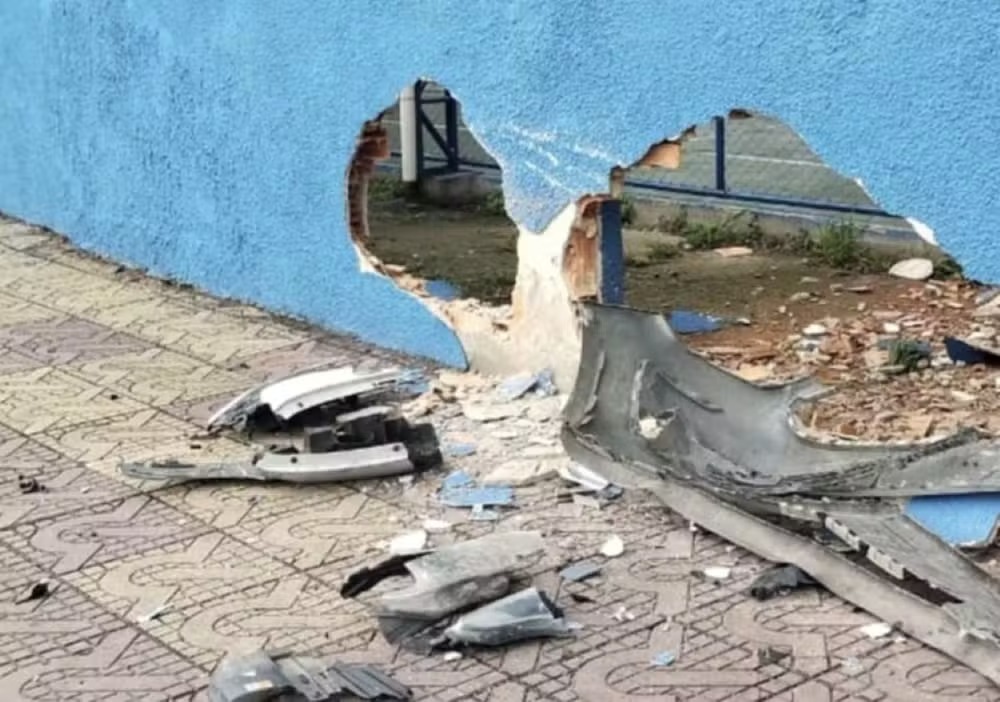 Adolescente bate carro em muro de escola em Volta Redonda; dono do veículo é procurado pela Justiça