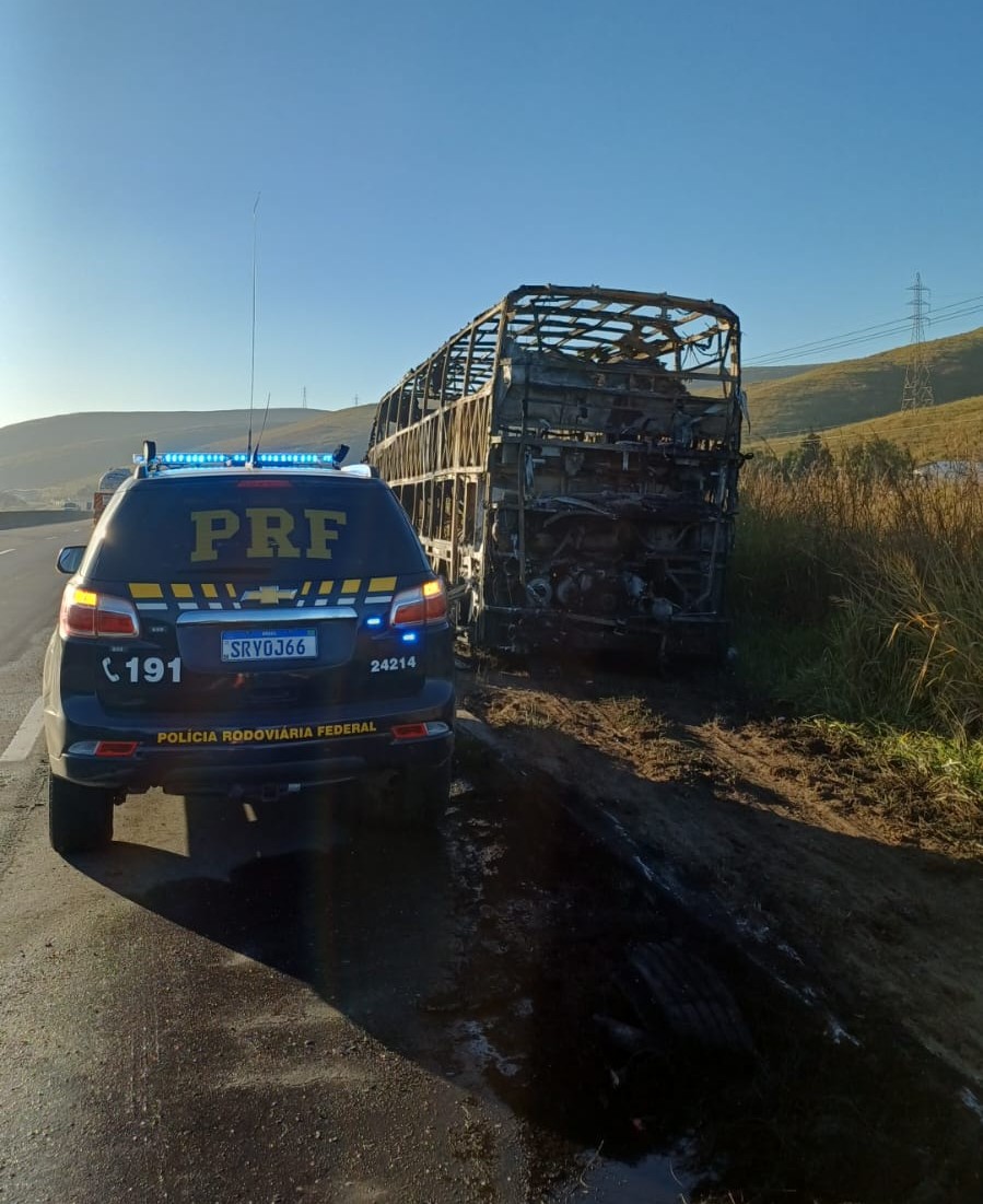 Ônibus é destruído por incêndio na Via Dutra, em Itatiaia