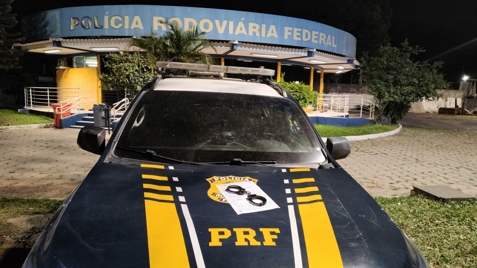 PRF prende homem condenado por homicídio e roubo durante abordagem na Via Dutra, em Piraí
