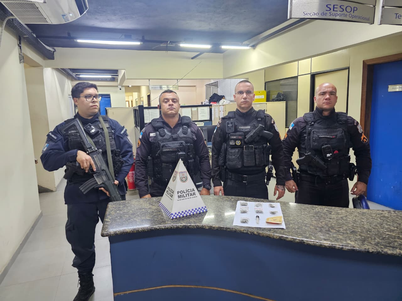 Mulher é presa por tráfico de drogas durante operação da PM no Bracuí, em Angra dos Reis