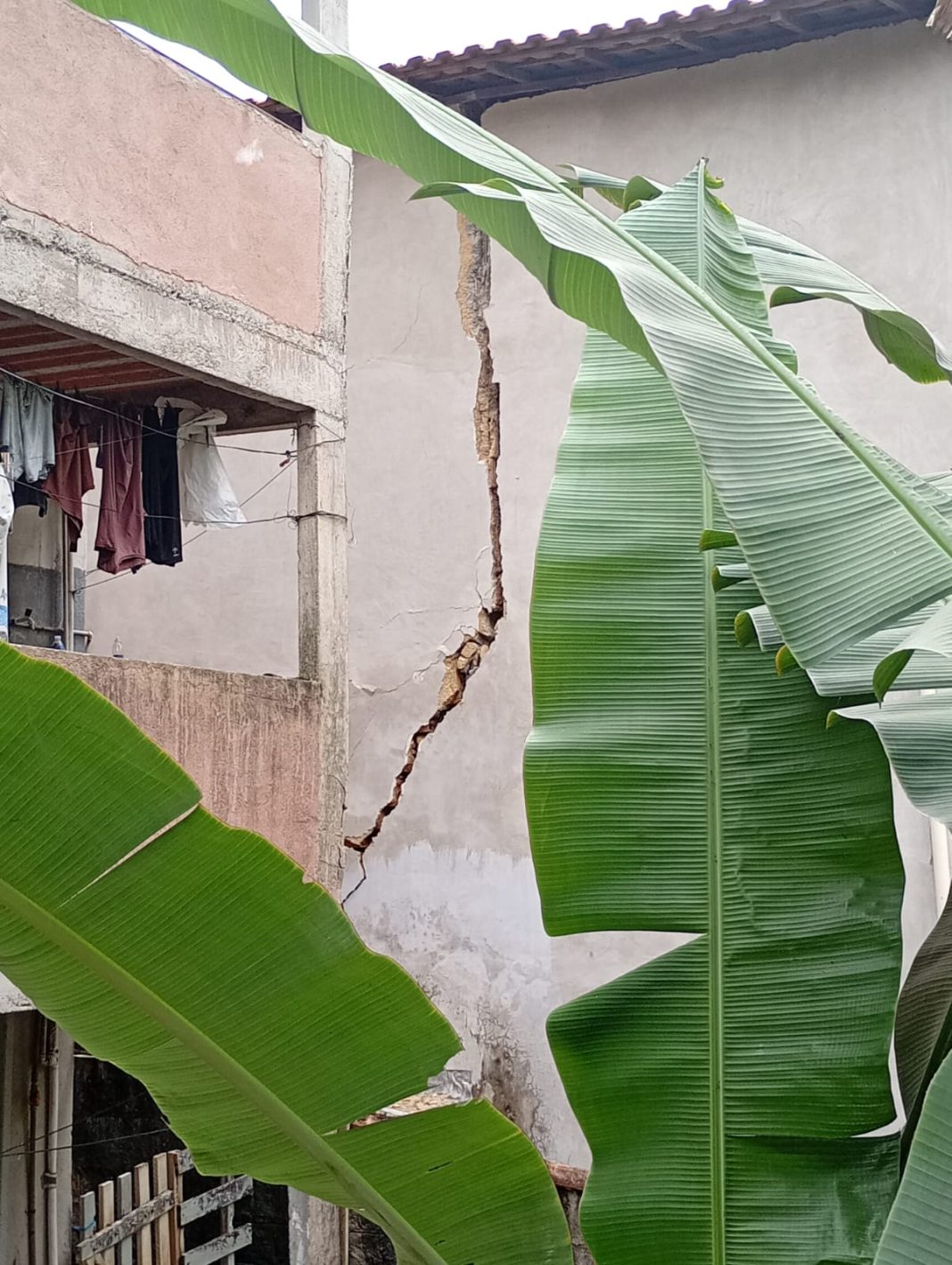 Defesa Civil interdita imóveis após risco de desabamento em bairro de Valença