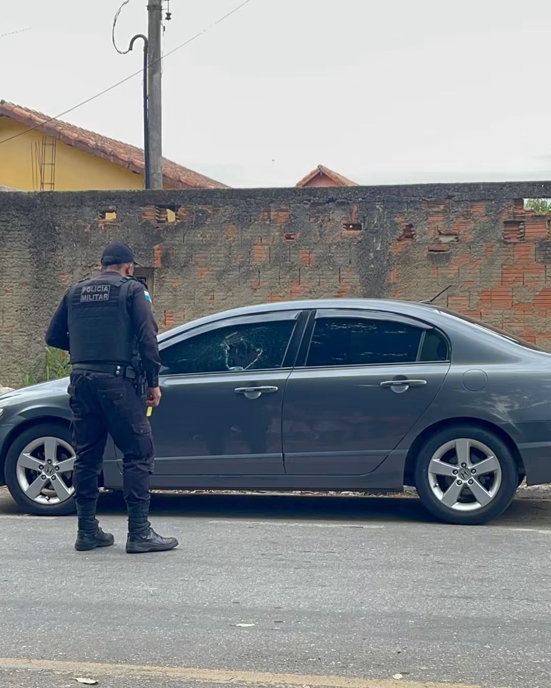 Homem de 46 anos é morto a tiros dentro de carro em Itatiaia