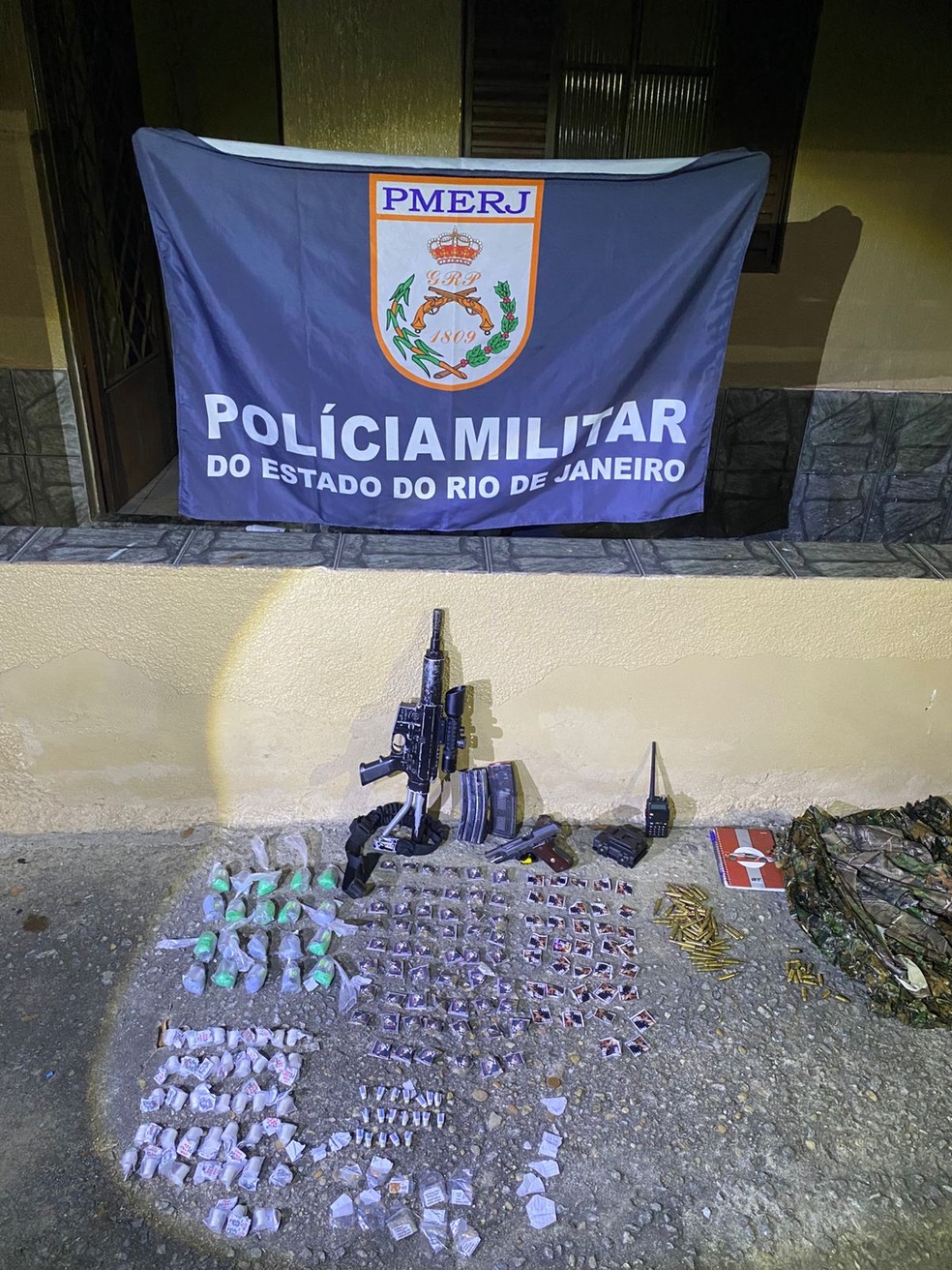 Quatro homens são presos com fuzil, pistola, drogas e munições em Resende