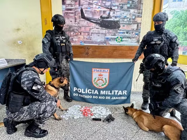 Cães do BAC ajudam a localizar drogas, arma e munições durante operação em Barra do Piraí