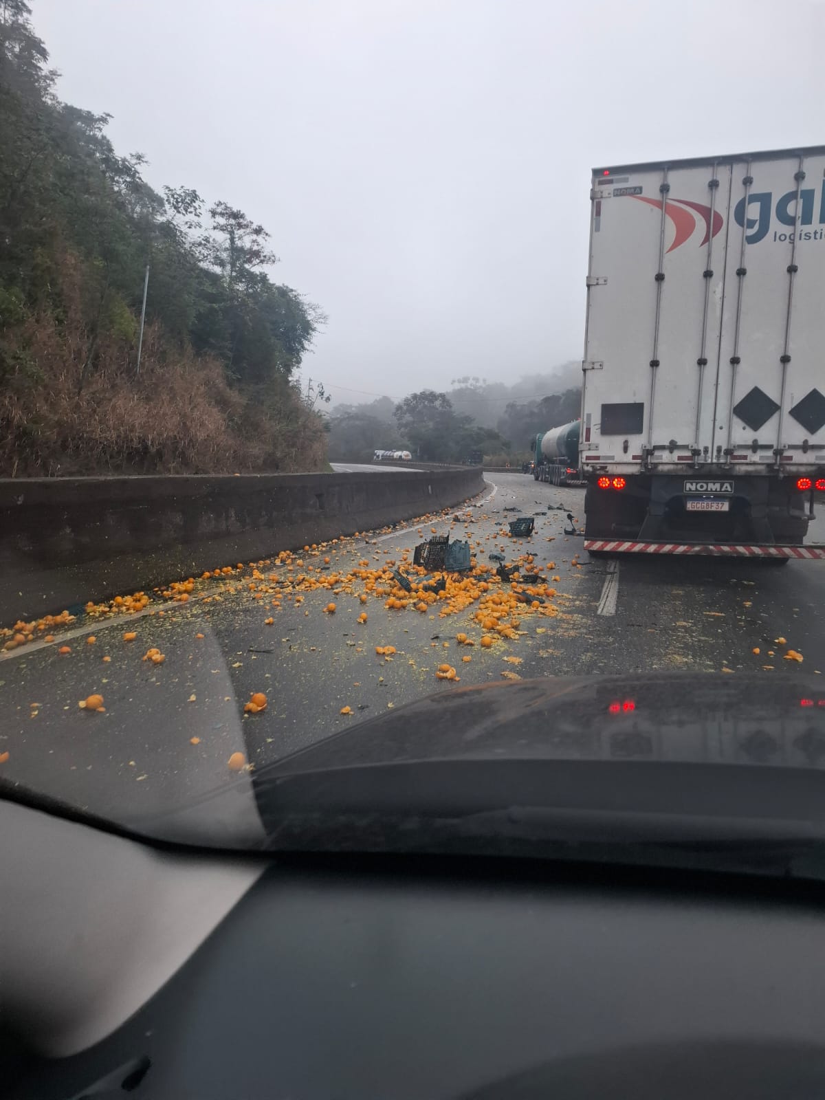 Carga de laranjas cai na Via Dutra e provoca lentidão em Piraí