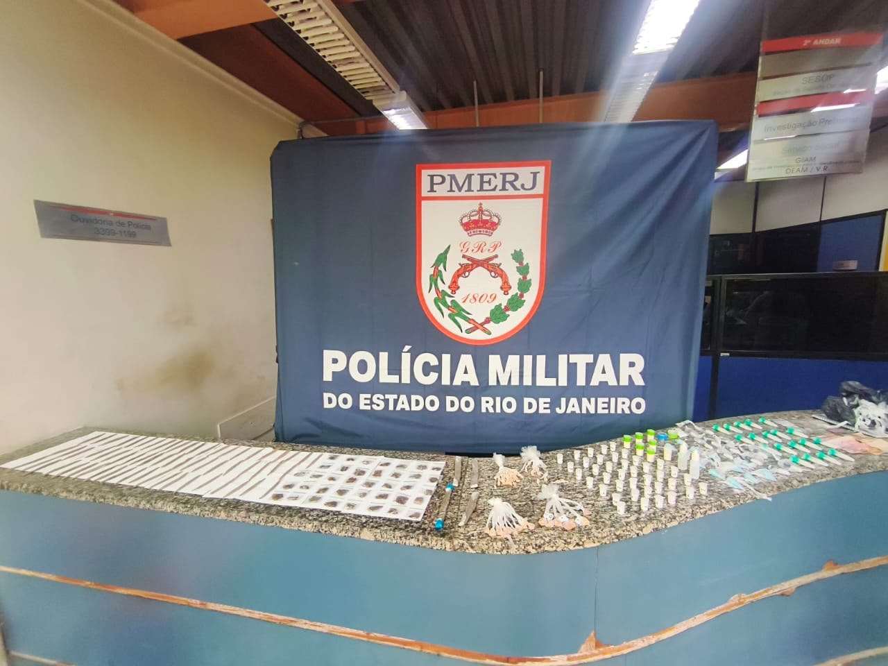 Dois homens são presos com drogas e dinheiro na Vila Delgado; Suspeitos tentaram fugir pelo telhado de uma oficina